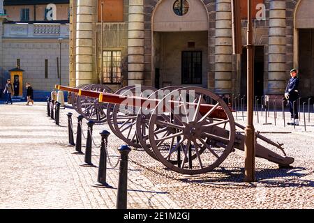 Stockholm, Schweden - April 04 2013: Große Geschütze und Ehrenwache im Königlichen Palast in Stockholm, der Hauptstadt Schwedens. Stockfoto