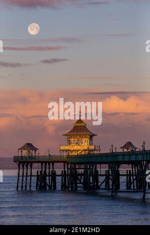 Der Mond untergeht hinter Clevedon Pier in Somerset. Stockfoto