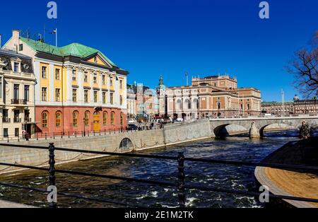 Blick von der Riksbron-Brücke auf den Gustav Adolfs Platz und das Königliche Opernhaus, die Kungliga Operan und die Nordbrücke. Stockholm, Schweden. Stockfoto