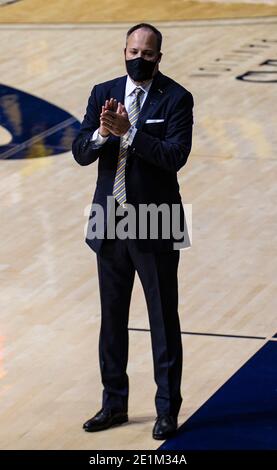 Berkeley, CA, USA, 07. Januar 2021. A. Kalifornien Cheftrainer Mark Fox vor dem NCAA Männer Basketball-Spiel zwischen Washington State Cougars und Kalifornien 60-71 verloren bei Hass Pavilion Berkeley Calif. Thurman James/CSM/Alamy Live News Stockfoto