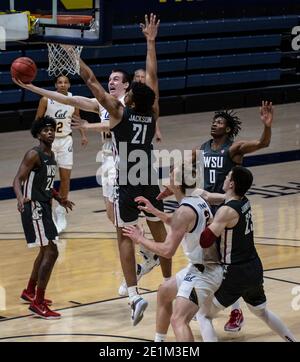 Berkeley, CA, USA, 07. Januar 2021. A. Kalifornien-Stürmer Grant Anticevich (15) fährt zum Reifen während des NCAA Männer Basketballspiels zwischen Washington State Cougars und Kalifornien 60-71 verloren im Hass Pavilion Berkeley Calif. Thurman James/CSM/Alamy Live News Stockfoto