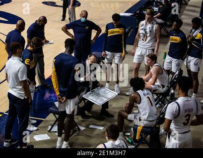 Berkeley, CA, USA, 07. Januar 2021. A. California Mark Fox spricht mit seinem Team während der NCAA Männer Basketball-Spiel zwischen Washington State Cougars und Kalifornien 60-71 verloren im Hass Pavilion Berkeley Calif. Thurman James/CSM/Alamy Live News Stockfoto