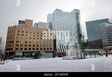 Moderne Gebäude im Stadtzentrum von Sapporo. Stockfoto