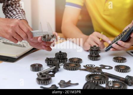 Ingenieur diskutieren und Gestaltung über mechanische Getriebe Teile im Amt. Stockfoto