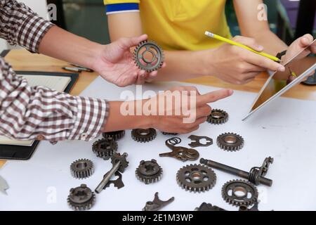 Ingenieur diskutieren und Gestaltung über mechanische Getriebe Teile im Amt. Stockfoto