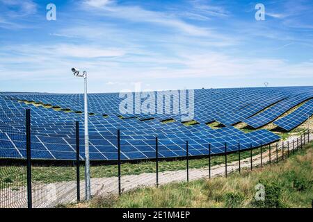 Erneuerbare Energie und nachhaltige Entwicklung / Park von Photovoltaik Solar Bedienfelder Stockfoto