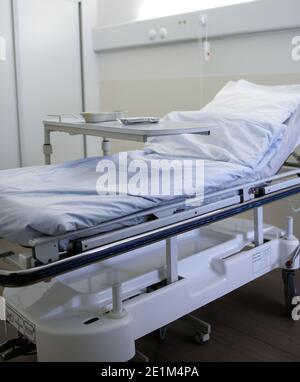 Krankenhaus mit Betten und komfortablen Medizinische ausgestattet Stockfoto