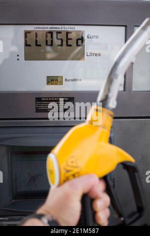 Farbiger Hintergrund für Kraftstoffspender. Tankstelle Nahaufnahme Stockfoto