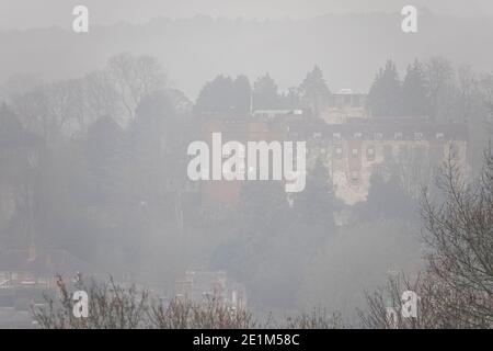 Farnham Castle, Farnham. Januar 2021. Eine bitterkalte Nacht in den Heimatkreisen. Strahlungsnebel über Farnham Castle in Farnham in Surrey. Kredit: james jagger/Alamy Live Nachrichten Stockfoto