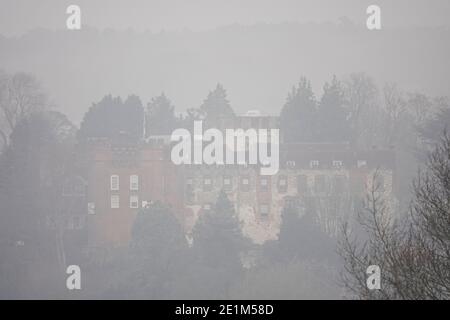 Farnham Castle, Farnham. Januar 2021. Eine bitterkalte Nacht in den Heimatkreisen. Strahlungsnebel über Farnham Castle in Farnham in Surrey. Kredit: james jagger/Alamy Live Nachrichten Stockfoto