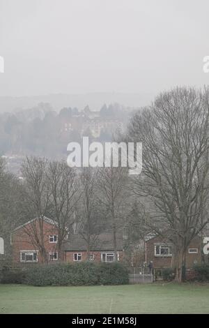 Farnham Castle, Farnham. Januar 2021. Eine bitterkalte Nacht in den Heimatkreisen. Strahlungsnebel über Farnham Castle in Farnham in Surrey. Kredit: james jagger/Alamy Live Nachrichten Stockfoto