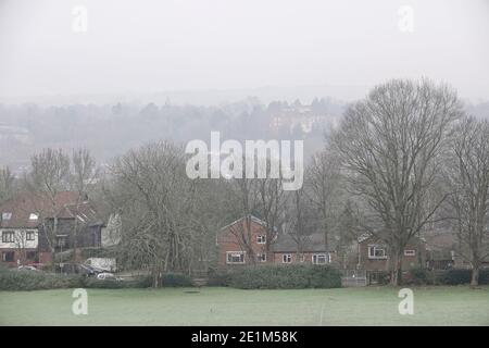 Farnham Castle, Farnham. Januar 2021. Eine bitterkalte Nacht in den Heimatkreisen. Strahlungsnebel über Farnham Castle in Farnham in Surrey. Kredit: james jagger/Alamy Live Nachrichten Stockfoto