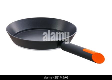 Antihaftbeschichtende Pfanne aus Aluminium mit schwarz-orangefarbenem Silikongriff auf einem Weiße Oberfläche Stockfoto