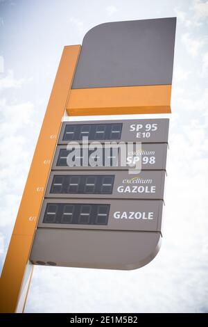 Farbiger Hintergrund für Kraftstoffspender. Tankstelle Nahaufnahme Stockfoto