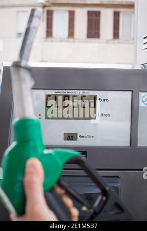 Farbiger Hintergrund für Kraftstoffspender. Tankstelle Nahaufnahme Stockfoto