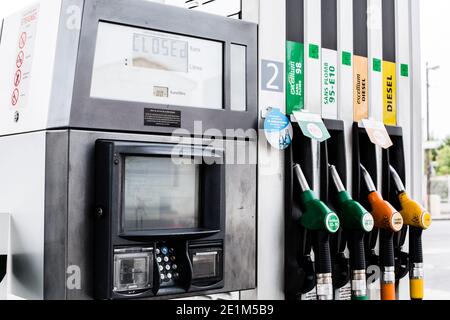 Farbiger Hintergrund für Kraftstoffspender. Tankstelle Nahaufnahme Stockfoto