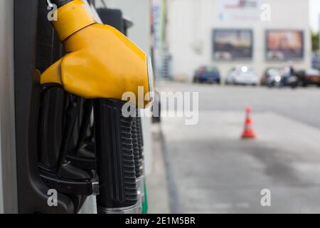 Farbiger Hintergrund für Kraftstoffspender. Tankstelle Nahaufnahme Stockfoto