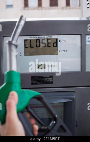 Farbiger Hintergrund für Kraftstoffspender. Tankstelle Nahaufnahme Stockfoto