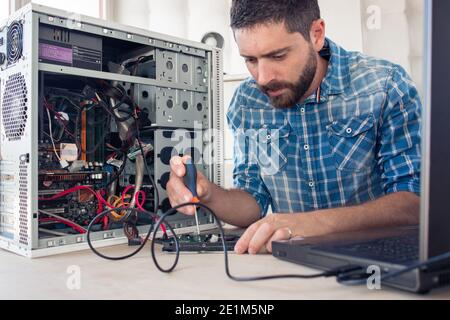Techniker repariert die Festplatte des Computers Stockfoto