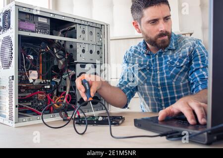 Techniker repariert die Festplatte des Computers Stockfoto