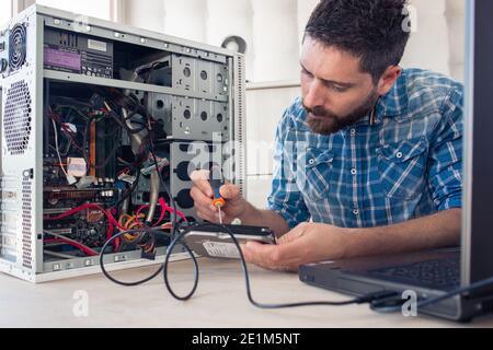 Techniker repariert die Festplatte des Computers Stockfoto
