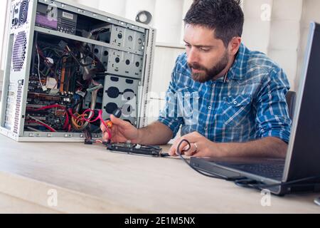 Techniker repariert die Festplatte des Computers Stockfoto