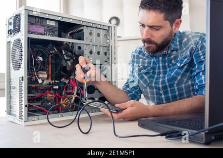 Techniker repariert die Festplatte des Computers Stockfoto