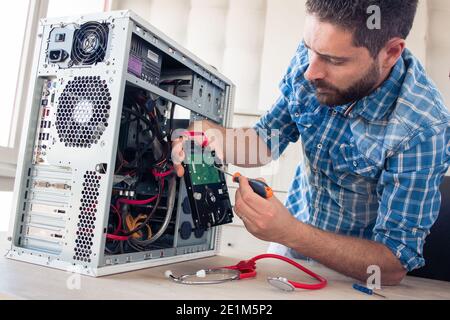 Techniker repariert die Festplatte des Computers Stockfoto