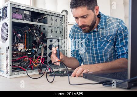 Techniker repariert die Festplatte des Computers Stockfoto