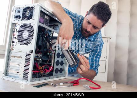 Techniker repariert die Festplatte des Computers Stockfoto