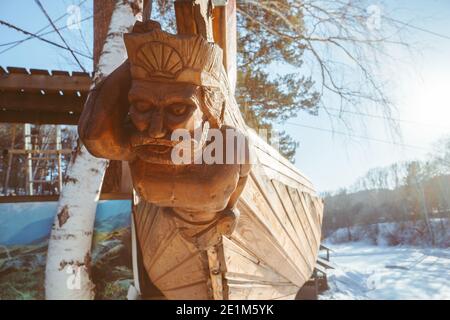 Holzfigur eines bärtigen Mannes auf dem Bogen von Das Schiff Stockfoto