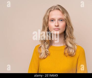 Taille bis Porträt von schönen jungen ernst clever blonde skandinavischen Frau ohne Make-up Stockfoto