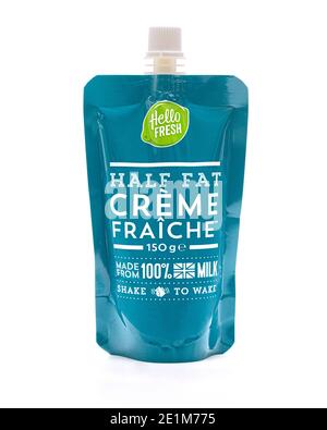 SWINDON, UK - 8. JANUAR 2021: , Packung von Hello Fresh Creme Fraiche aus 100% britischer Milch Stockfoto