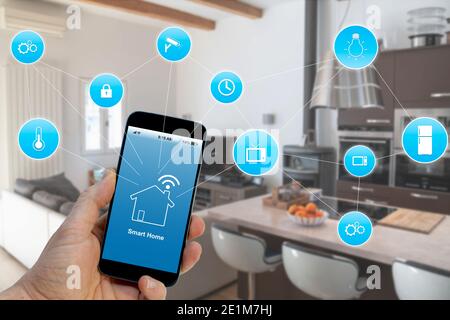 Smart Home Control System App-Konzept auf Smartphone-Display in der Hand Stockfoto