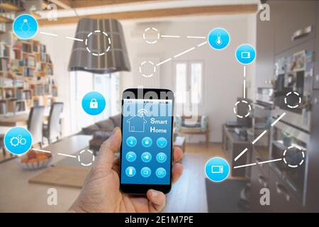 Smart Home-Konzept, Smartphone mit Smart Home-Anwendung auf dem Bildschirm Stockfoto