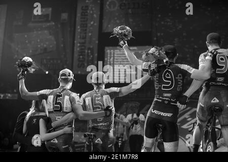 Sieger feiert auf dem Podium beim Six Days of Bremen Track Cycling Race in der OVB Arena in Bremen, Deutschland,Januar 2016 Stockfoto