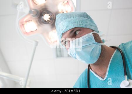 Krankenschwester oder Chirurg mit Sthetoskop schauen Sie uns im Krankenhaus an Stockfoto