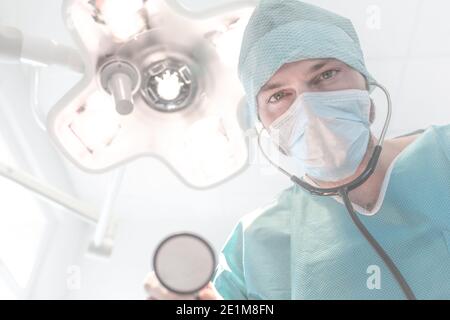 Krankenschwester oder Chirurg mit Sthetoskop schauen Sie uns im Krankenhaus an Stockfoto