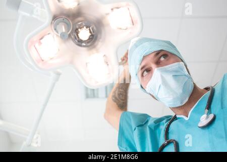 Krankenschwester oder Chirurg mit Sthetoskop schauen Sie uns im Krankenhaus an Stockfoto