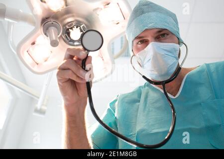 Krankenschwester oder Chirurg mit Sthetoskop schauen Sie uns im Krankenhaus an Stockfoto