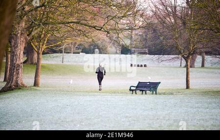 Brighton UK 8. Januar 2021 - EIN Zweiter im Queens Park Brighton an einem sehr kalten frostigen Tag im Südosten . Mehr Schnee und Schnee ist für einige Teile von Großbritannien mit eisigen Temperaturen prognostiziert, aber es wird erwartet, dass über das Wochenende warm : Credit Simon Dack / Alamy Live News Stockfoto