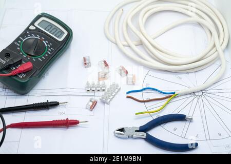 Sortimente von Werkzeugen und Gegenständen im Zusammenhang mit Elektrizität Stockfoto