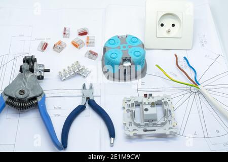 Sortimente von Werkzeugen und Gegenständen im Zusammenhang mit Elektrizität Stockfoto