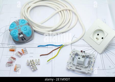 Sortimente von Werkzeugen und Gegenständen im Zusammenhang mit Elektrizität Stockfoto