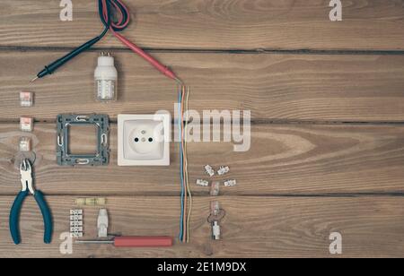 Sortimente von Werkzeugen und Gegenständen im Zusammenhang mit Elektrizität Stockfoto