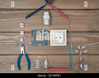 Sortimente von Werkzeugen und Gegenständen im Zusammenhang mit Elektrizität Stockfoto