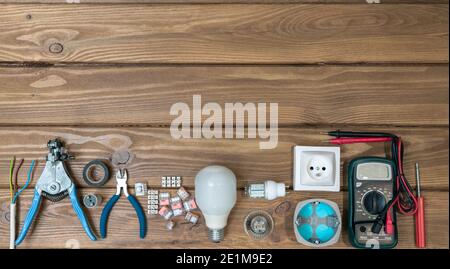 Sortimente von Werkzeugen und Gegenständen im Zusammenhang mit Elektrizität Stockfoto