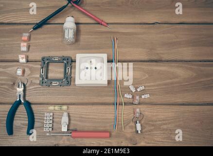 Sortimente von Werkzeugen und Gegenständen im Zusammenhang mit Elektrizität Stockfoto