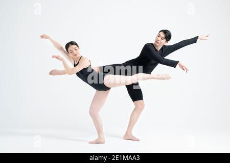 Männliche und weibliche Paar moderne zeitgenössische Tänzer machen bewegt sich in Einstellung für weißen Hintergrund Stockfoto