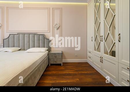 Beige und braun modernes Schlafzimmer mit Doppelbett Stockfoto